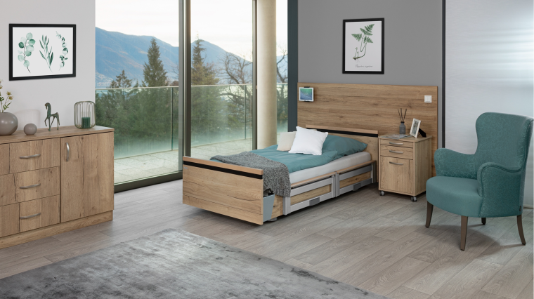 Bewohnerzimmer mit Malsch Design Niedrigpflegebett „AURA“ und Möbeln des...