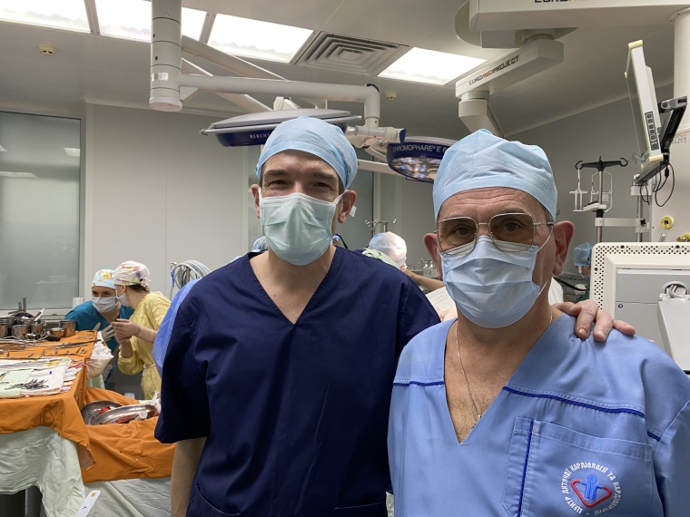 Prof. Stephan Ensminger (l.) mit Prof. Illya Yemets, dem Direktor des...