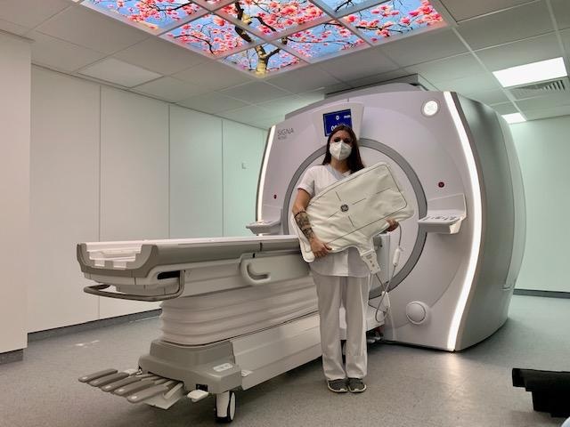 Annette Loran, die Leitende Medizinisch-technische Radiologieassistentin, vor...