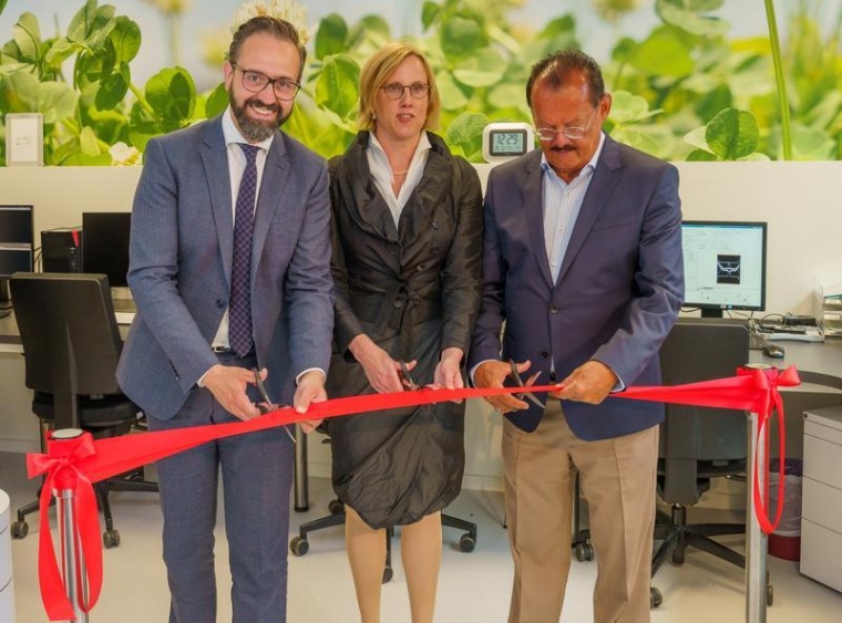 Sachsens Wissenschaftsminister Sebastian Gemkow, Prof. Esther Troost und Prof....