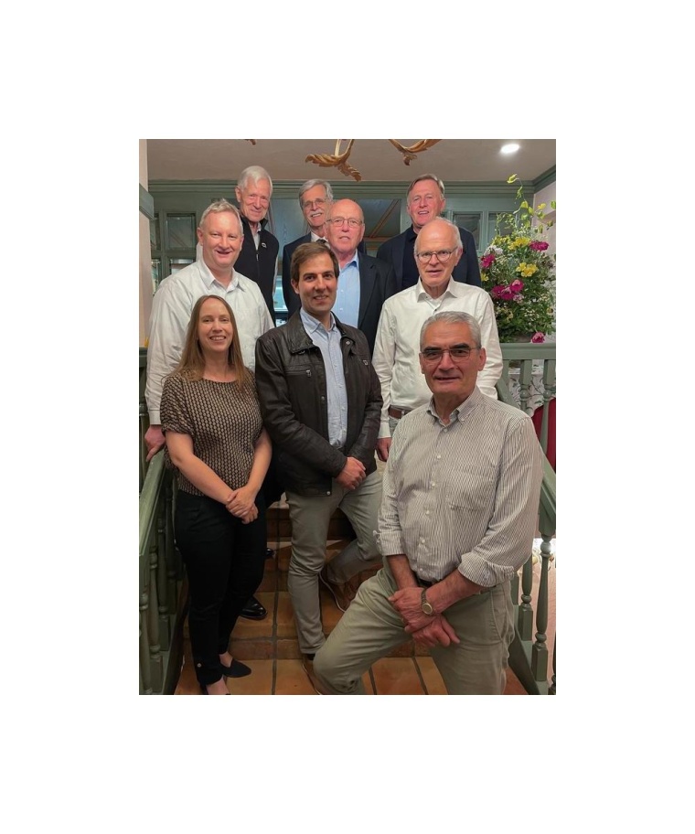 Stiftungsrats- und Beiratsmitglieder ließen es sich nicht nehmen, die frohe...