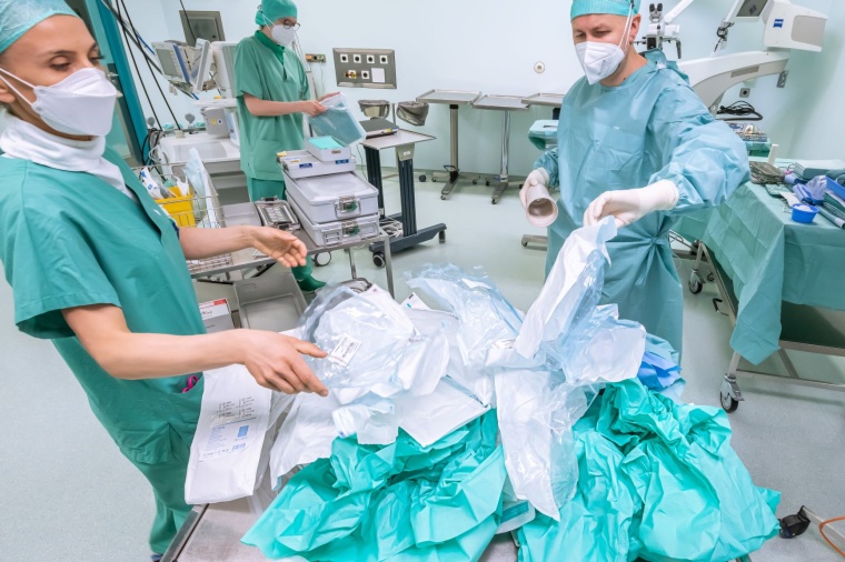 In Vorbereitung einer Operation fällt viel Verpackungsmüll an. Im Rahmen des...