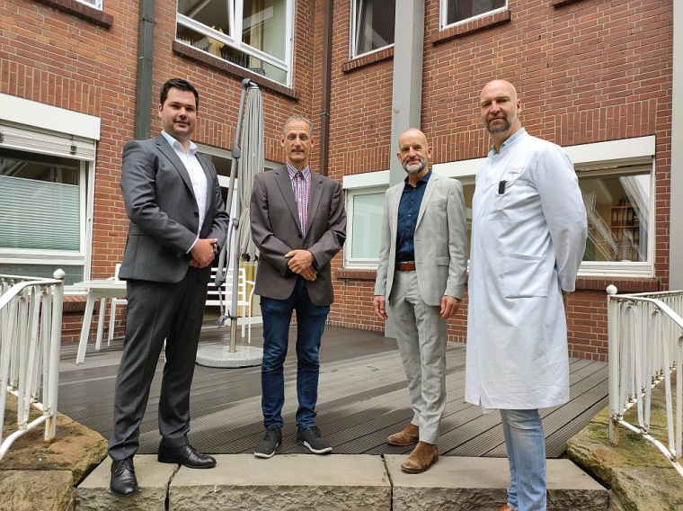 Dr. Klaus Innig (Zweiter von links) wird als neuer Chefarzt begrüßt von...