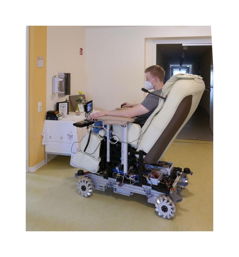 Im Rollstuhl-Roboter können Fahrten ins eigene Zimmer ausgeführt werden. Foto...