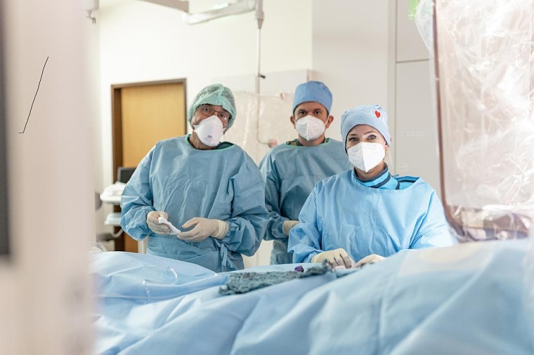 Neuer Herzkatheter im Einsatz: v. l. Klinikdirektor Prof. Karlheinz Seidl,...