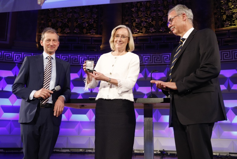 Prof. Dr. Märker-Hermann als erste Frau mit Leopold-Lichtwitz-Medaille...