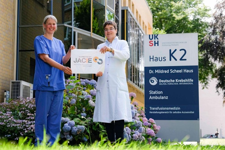Klinikdirektorin Prof. Dr. Claudia Baldus (r.) und Dr. Natalie Schub,...