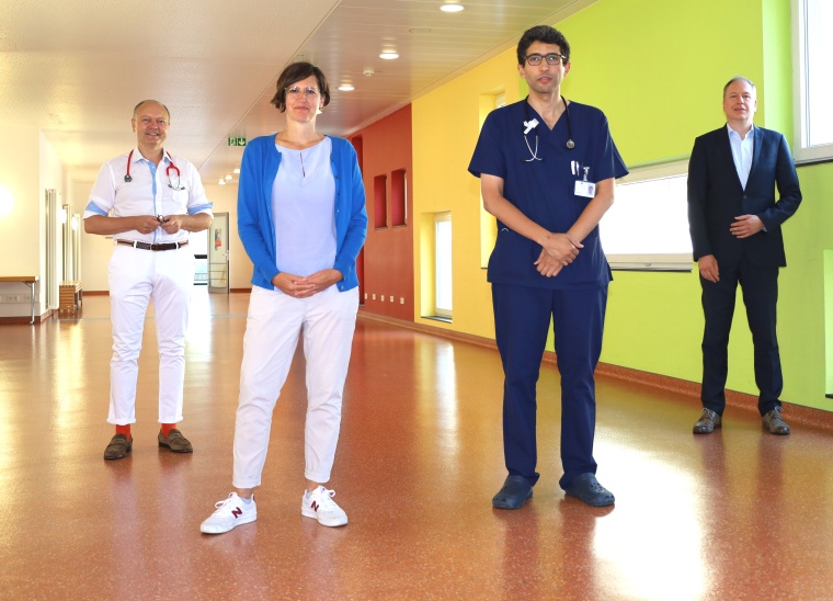 Klinikgeschäftsführer Carsten Jochum (rechts) und Chefarzt Dr. Gebhard Buchal...