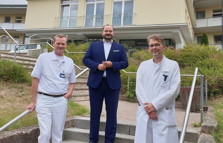 Geschäftsführer Matthias Adler wünscht den beiden neuen Chefärzten, Michael...