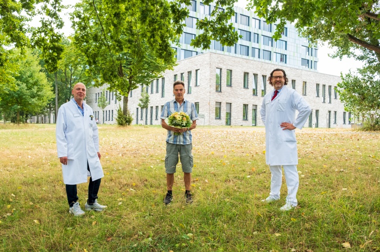 Die Operateure und ihr Patient vor dem KRH Klinikum Siloah: Chefarzt Prof. Dr....
