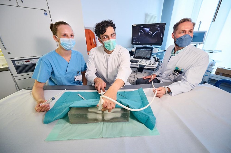 PD Schäfer beim Trainieren von ultraschallgesteuerten Synovialbiopsien mit...