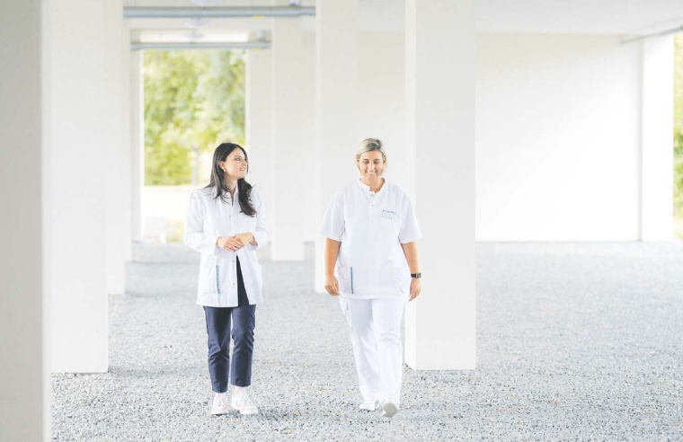 Laborleiterin Victoria von der Au (l.) und ZNA-Leiterin Dr. Nicole Koch auf dem...