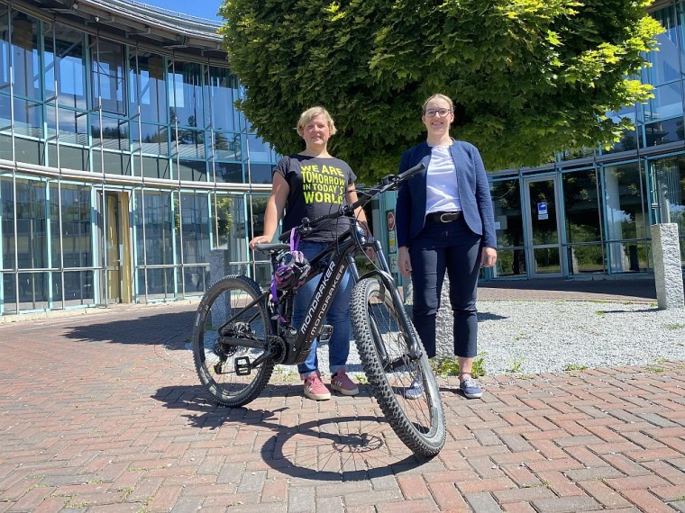 Freut sich über ihr neues JobRad: Sonja Eckert, examinierte Pflegekraft und...