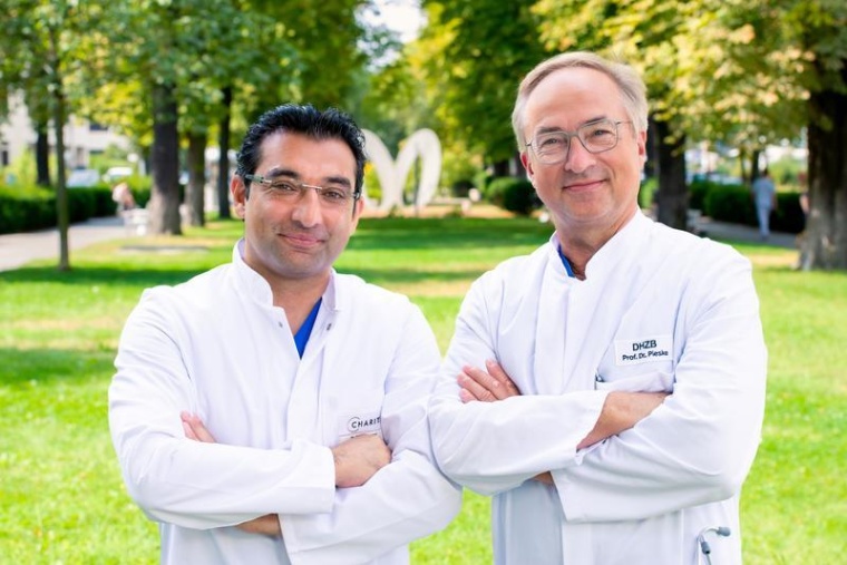 Dr. Abdul Shokor Parwani (links) und Prof. Dr. Burkert Pieske untersuchen, ob...
