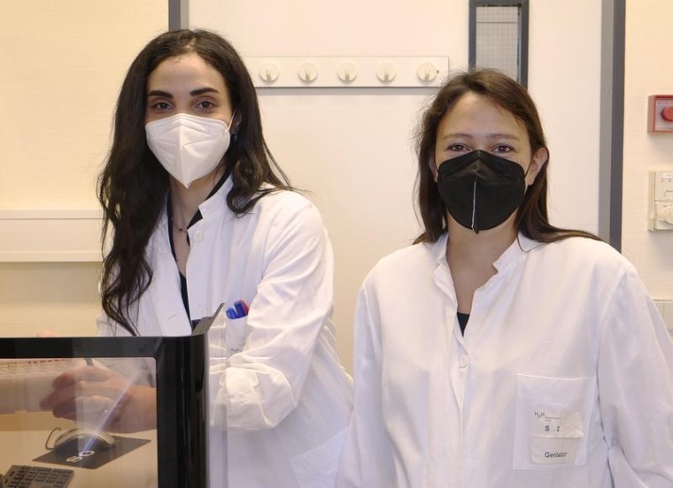 Zeinab Fneish (l.) und Dr. Jennifer Becker haben den Einfluss von Birkenpollen...