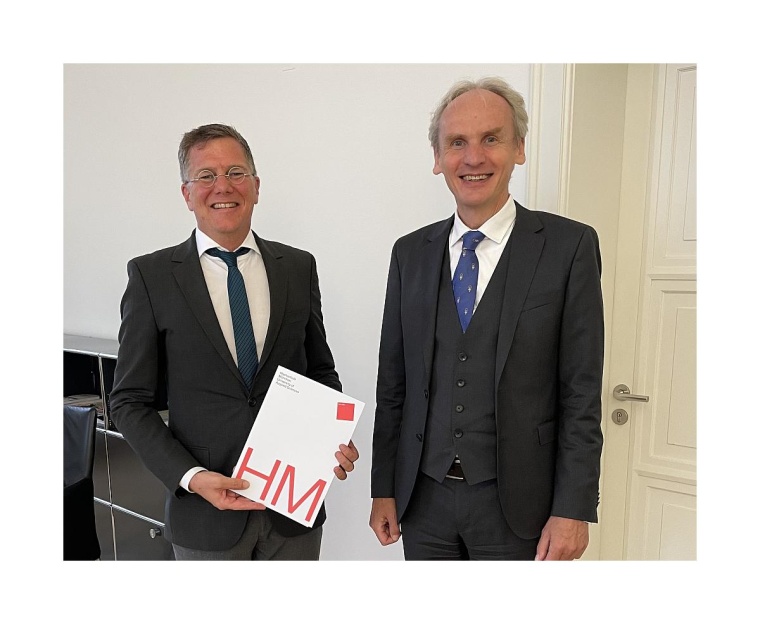 Professor Dr. Martin Leitner (rechts), Präsident der Hochschule München, und...
