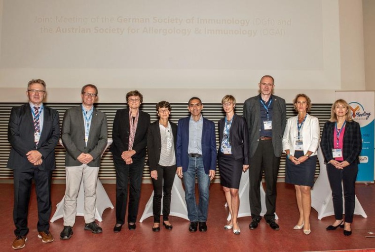 v.l.n.r. R. Förster (DGfI), C. Watzl (DGfI) K. Karikó, Ö. Türeci und U....