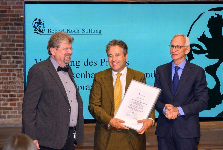 Prof. Dr. Stephan Harbarth (Mitte) ist mit dem mit 50.000 Euro dotierten...