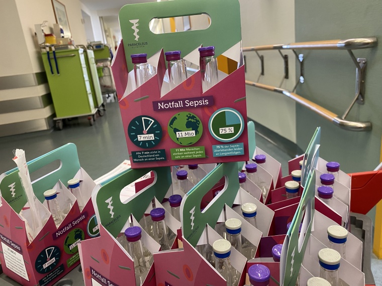 Das SixPac erinnert daran, wie wichtig die Abnahme von sechs Blutkulturen ist,...