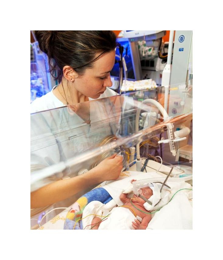 Ein frühgeborenes Baby wird medizinisch betreut. Stefan Straube / UKL