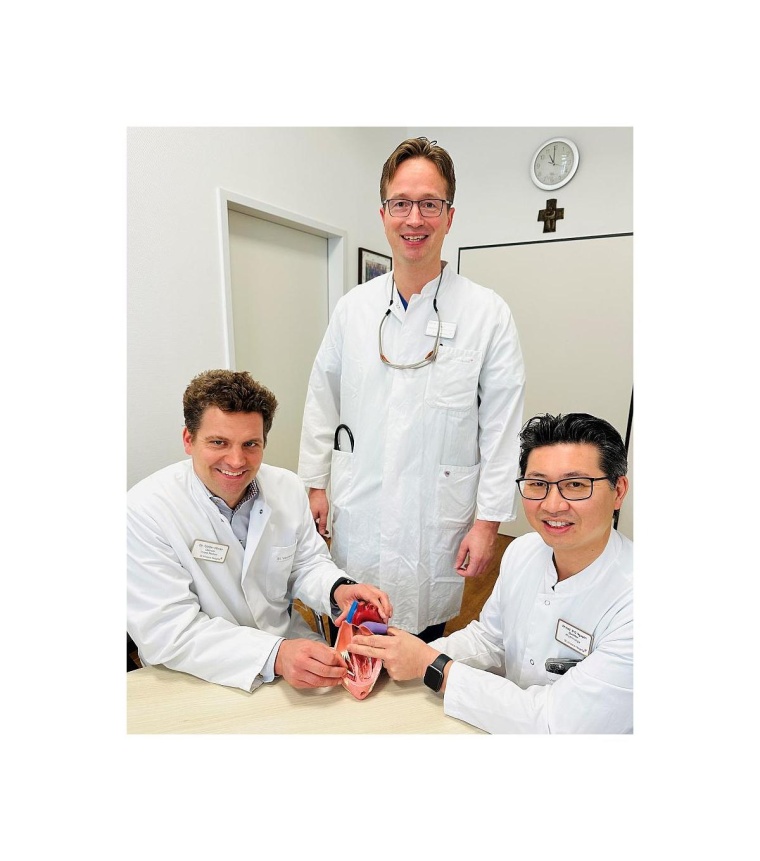 Die implantierenden Ärzte Dr. Dinh-Quang Nguyen (Direktor Rhythmologie) und...