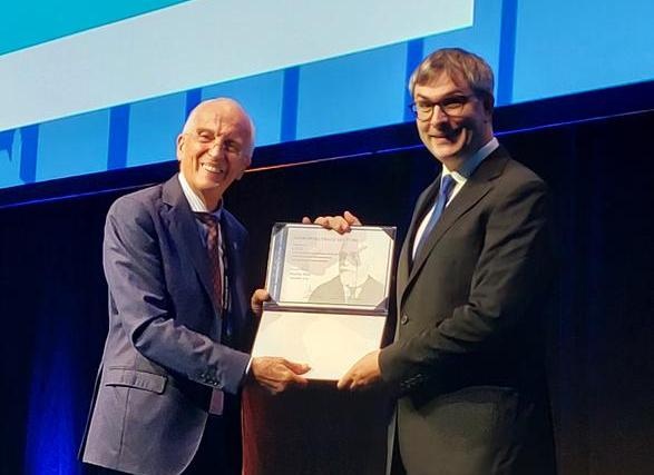 Der Präsident der EASD Prof. Stefano Del Prato (links) überreicht den...