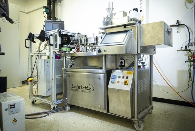 Das im Projekt HME 3D entwickelte System aus Drucktisch (links) und Extruder...