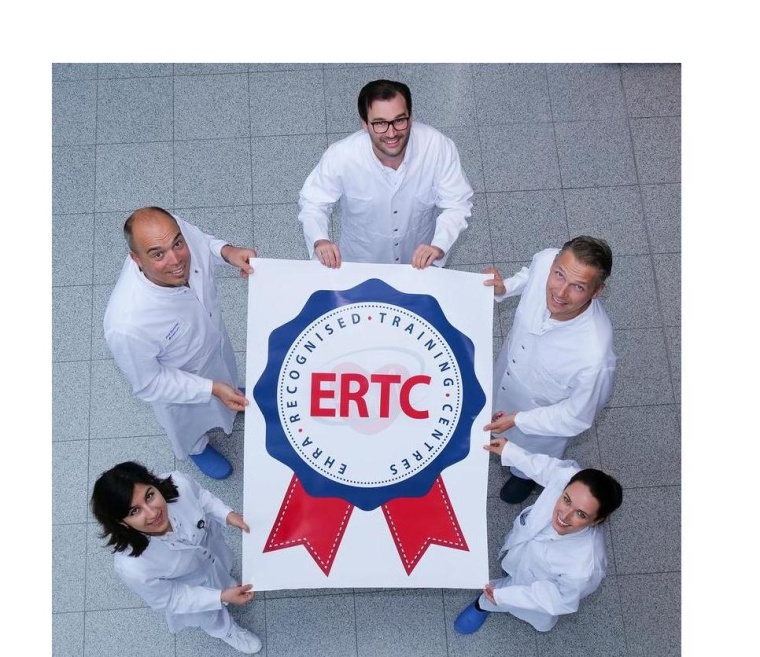 Herzteam mit Siegel: (v.l.) Klinikdirektor Prof. Dr. Philipp Sommer mit Dr....