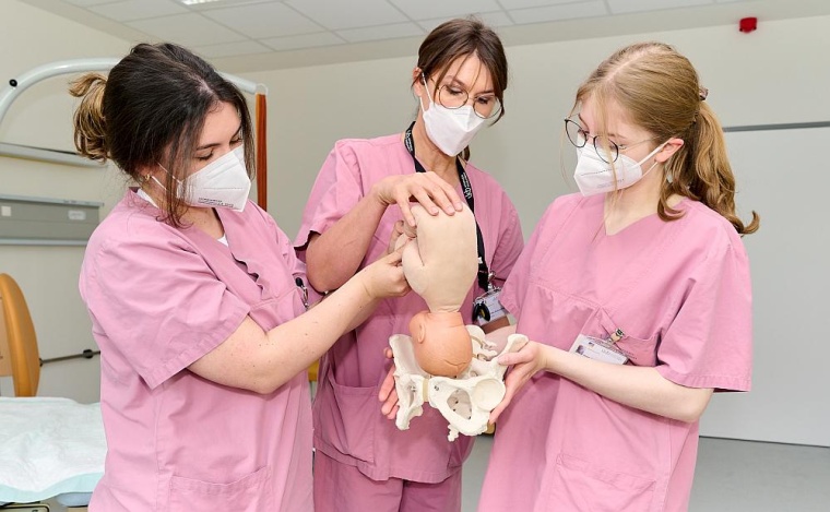 Die Hebammen-Studentin Elena Hecker mit Hebamme und Praxisanleiterin Sandra...