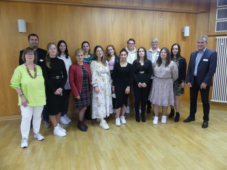 V. l.: Cornelia Trensch (Leitung Krankenpflegehilfeschule), Stefan Kohlbacher...