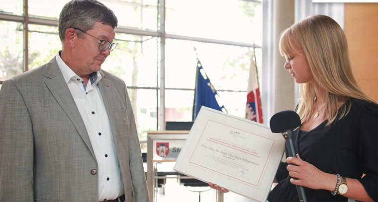 Privat-Dozent Dr. Christian Hönemann und Doktorandin Macha Zuther freuen sich...