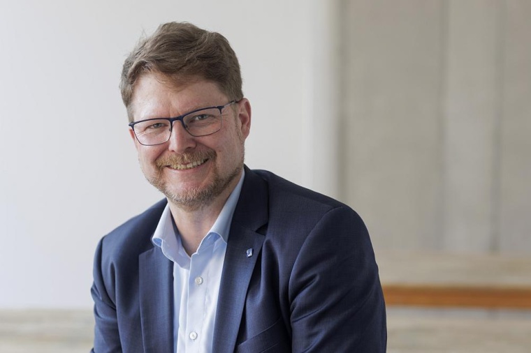 Prof. Dr. Bernhard Eßer lehrt und forscht zu Notfall- und Intensivmedizin in...