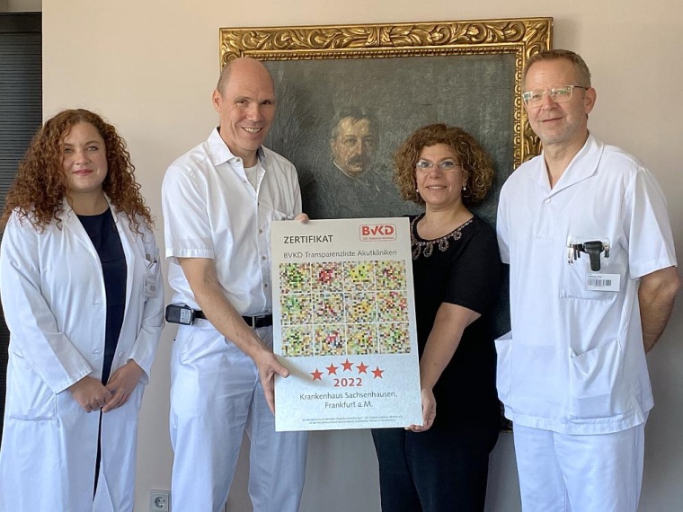 Krankenhausdirektorin Abir Giacaman (2.v.r.) und Ralf Jung, Chefarzt der...