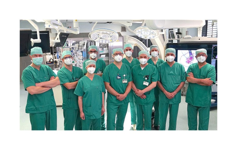 „Eingerahmt“ von den Klinikdirektoren Prof. Volkmar Falk (links) und Prof....