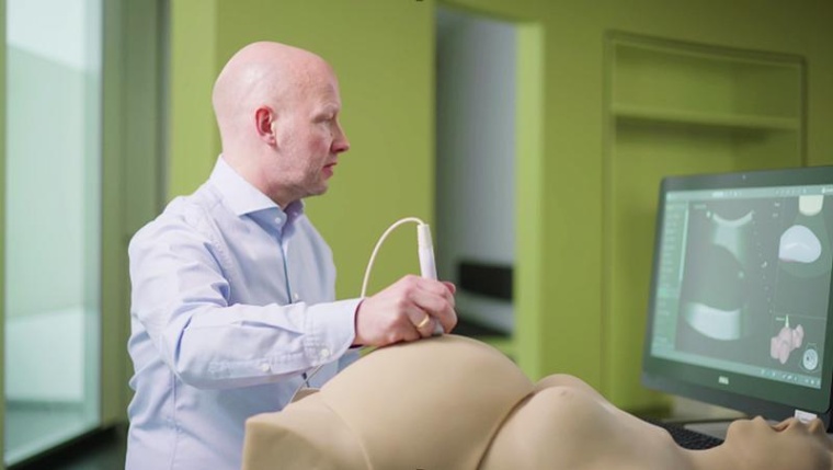 Dr. Johannes Steinhard betreut Fortbildungsmaßnahmen am...