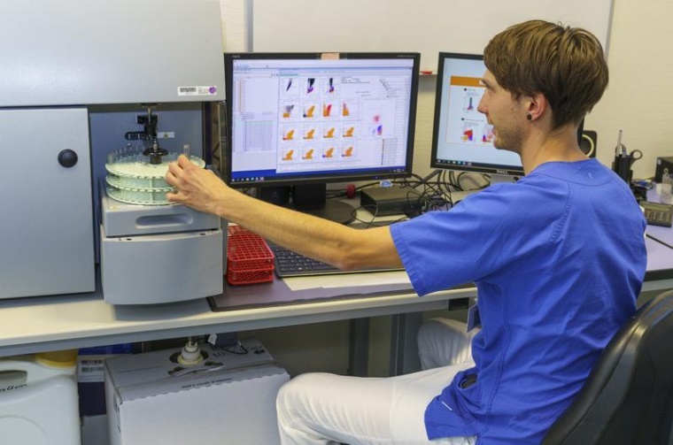 Analyse einer Knochenmarkprobe am Durchflusszytometer. Foto: Uniklinikum...
