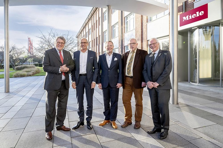 Vertragsunterzeichnung in Gütersloh: Dr. Reinhard Zinkann,...
