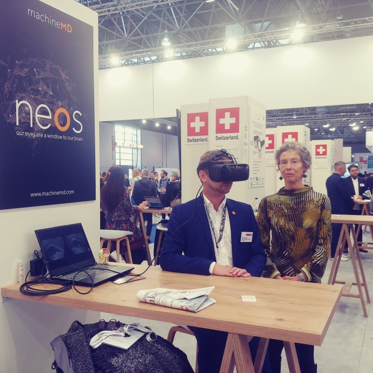 Chefredakteurin Ulrike Hoffrichter auf der Medica am Stand des Schweizer...