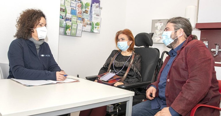 ALS-Lotsin Andrea Gasper berät eine Patientin und ihren Angehörigen in der...