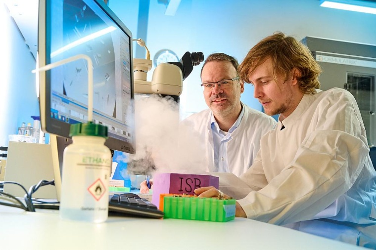 (v. l.) PD Dr. Gregor Hagelueken, Arbeitsgruppenleiter am Institut für...