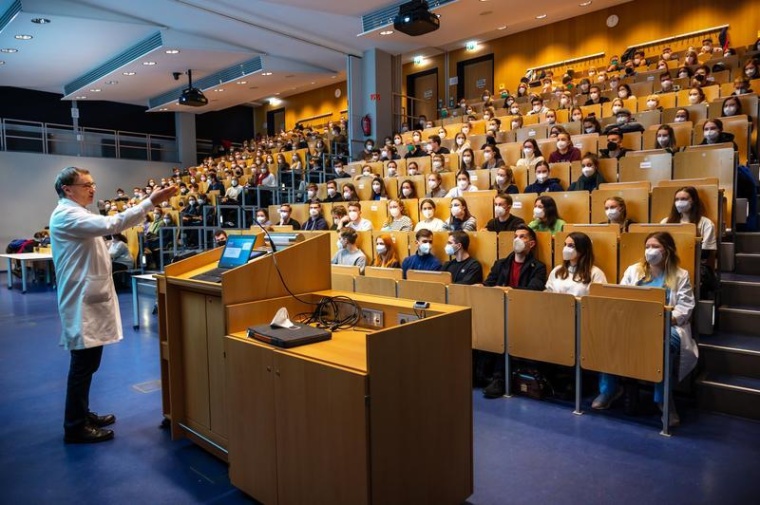 Prof. Dr. Stefan Plontke empfängt die Teilnehmer bei den 9. Halleschen...