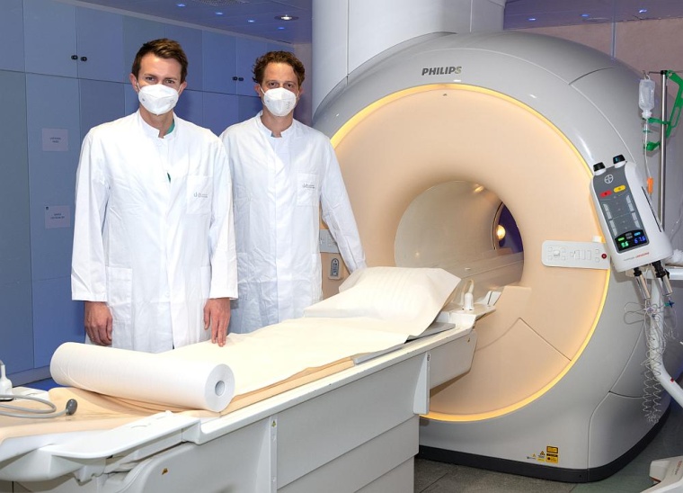 (v. l.) Dr. Alexander Isaak, Assistenzarzt der Klinik für Diagnostische und...