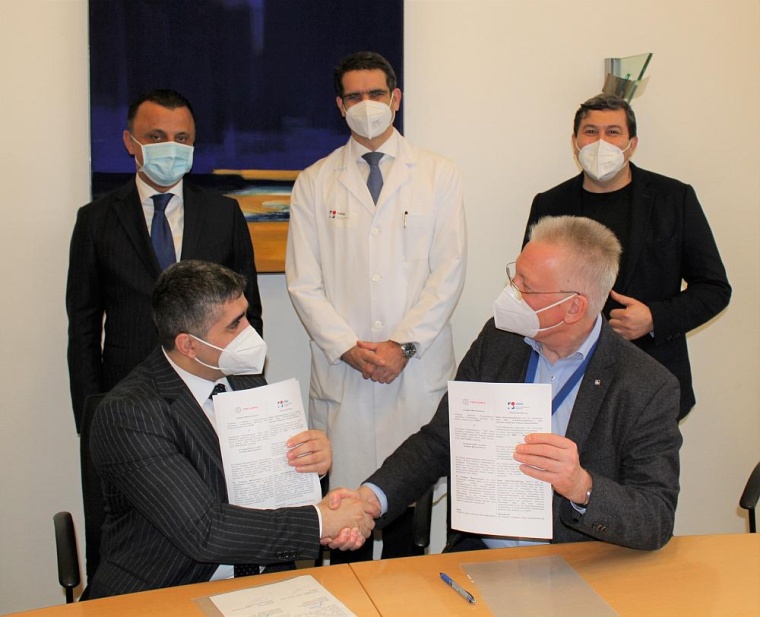 Javid Pashayev, Direktor der „Yeni Klinika“ (vorne l.) und Professor Dr....