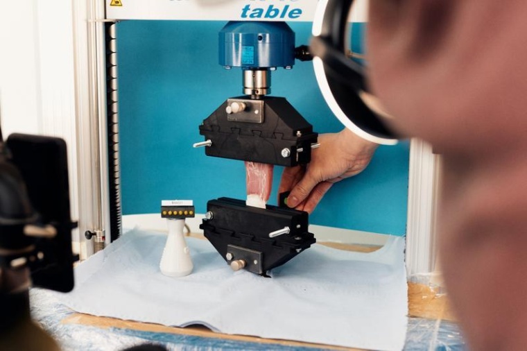 Der Zugversuch wird genauestens dokumentiert, unter anderem durch zwei...