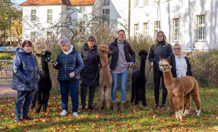 Heike Wilms (ganz r.) und Eva Meintrup (3.v.r.) freuten sich, dass der...