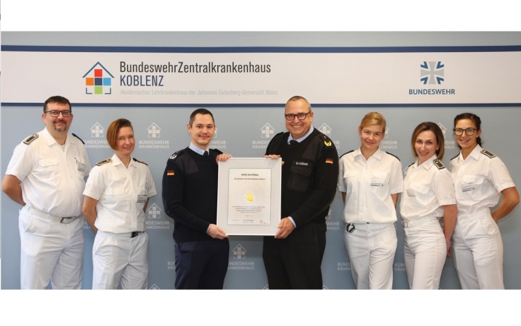 Das Team der Krankenhaushygiene überreicht das Zertifikat ASH Gold an...