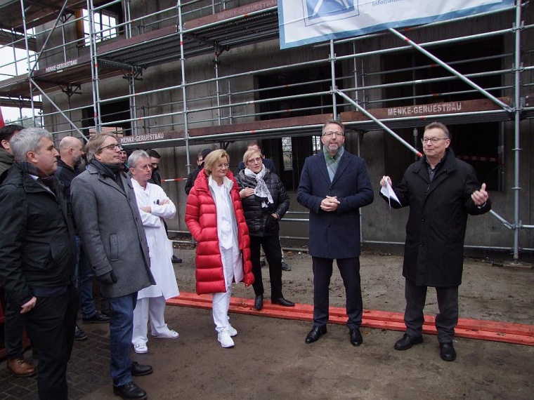 Dr. med. Detlef Troppens (r.), Geschäftsführer der Oberhavel Kliniken GmbH,...