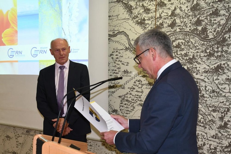 Rüdiger Burger (li.) wurde von Landrat Stefan Dallinger verabschiedet und mit...