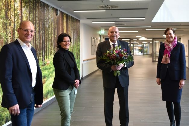 (v.l.): Marcus Fritz (Pflegedirektor), Dr. Tina Groll (Geschäftsführerin),...