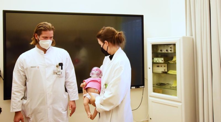 Dr. Christian Karpinski von der Klinik für Kinderchirurgie und die...